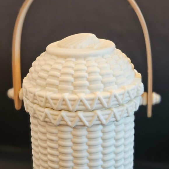 Partylite porcelain woven basket design w/ seashell on lid; wooden handle. - Picture 2 of 8